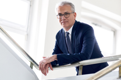 Portrait Tarek Al Wazir Porträt des Hessischen Klima- und Wirtschaftsministers Tarek Al Wazir locker an einem Geländer lehnend.