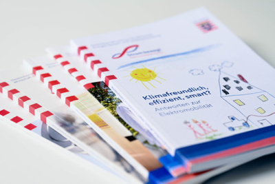 Aufgefächerte Broschüren der Initiative Strom bewegt.