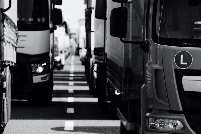Ladeinfrastruktur für schweren Straßengüterverkehr LKWs auf der Autobahn