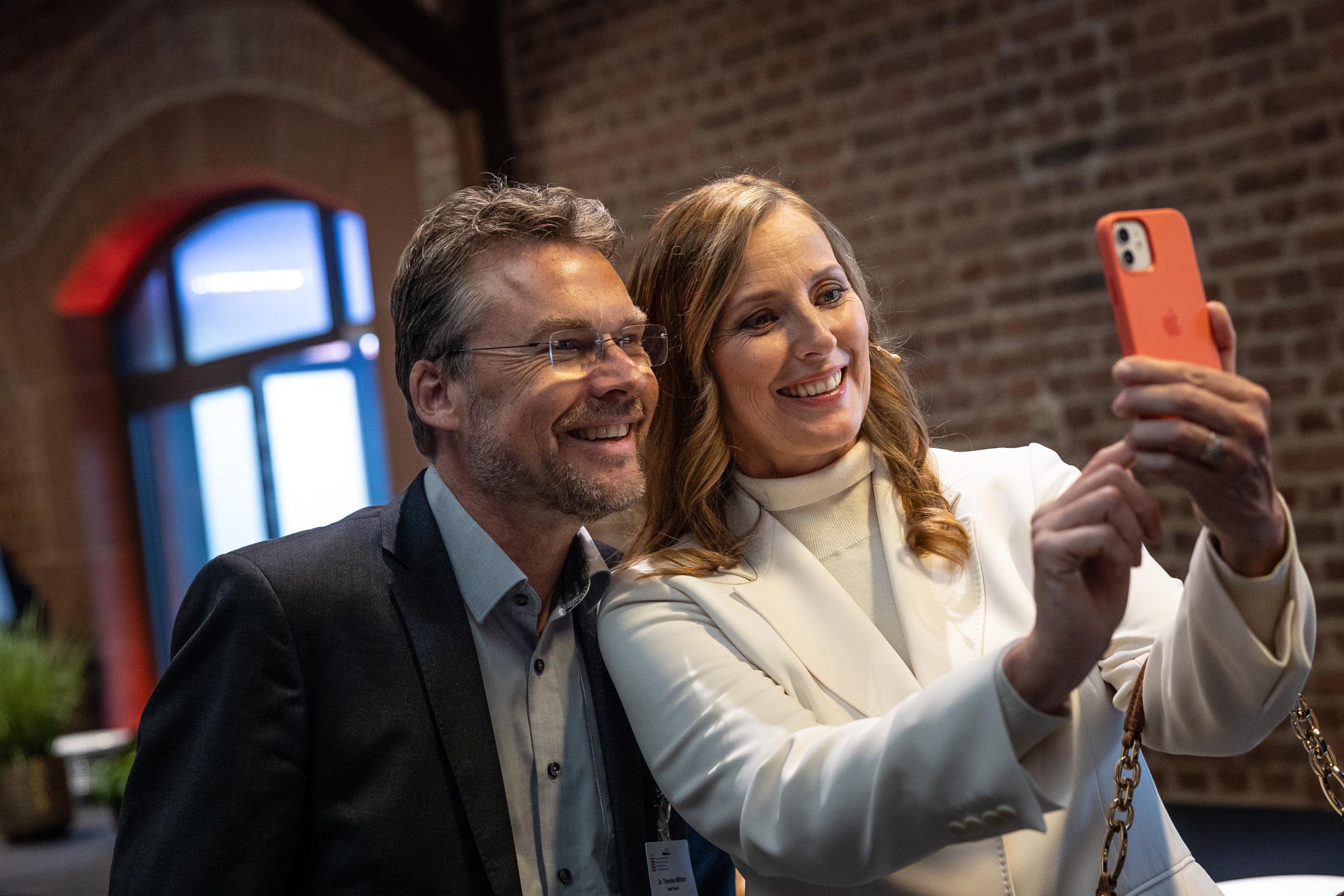 Foto 9 Mobilitätskongress 2025 Die Moderatorin macht ein Selfie Foto mit einem Teilnehmenden