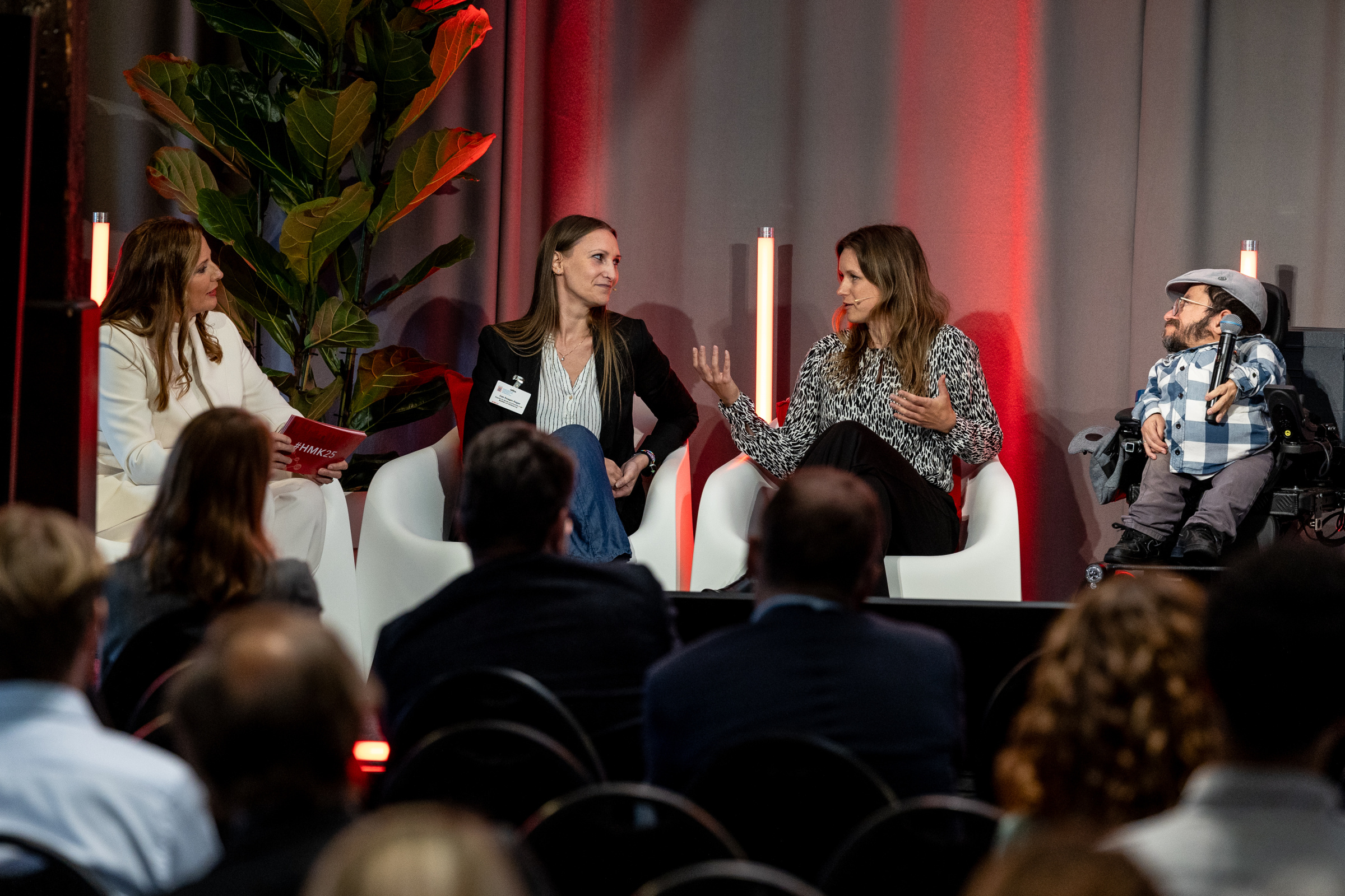 Foto 6 Mobilitätskongress 2025 Podiumsdiskussion mit Moderatorin und Referenten