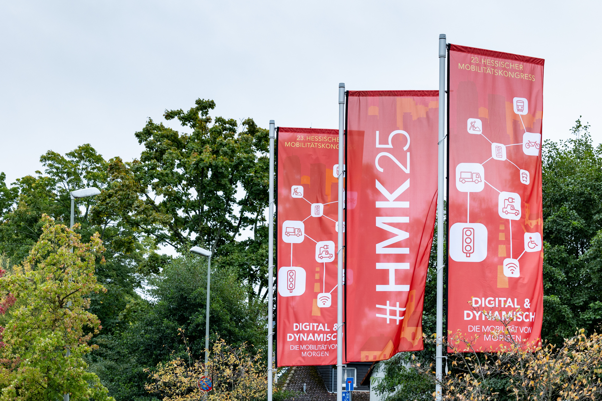 Foto 8 Mobilitätskongress 2025 rote Fahnen mit Logo vor dem Güterbahnhof Bad Homburg