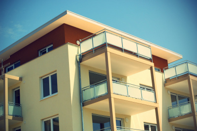 Ein Mehrfamilienhaus in der Abendsonne